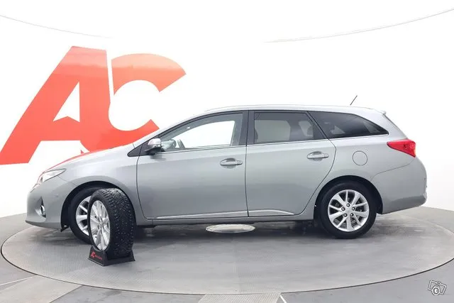 Toyota Auris Touring Sports 1,6 Valvematic Premium - / Pkamera / Tutkat / Lohko ja sisäp / Vakkari Image 2